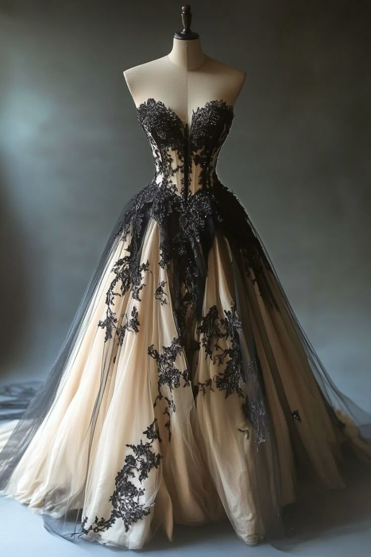 Robe de mariée style palais sombre, bustier sans manches | Robe de bal longue en dentelle noire et tulle nude avec traîne, idéale pour une soirée de gala à thème rétro NV6262
