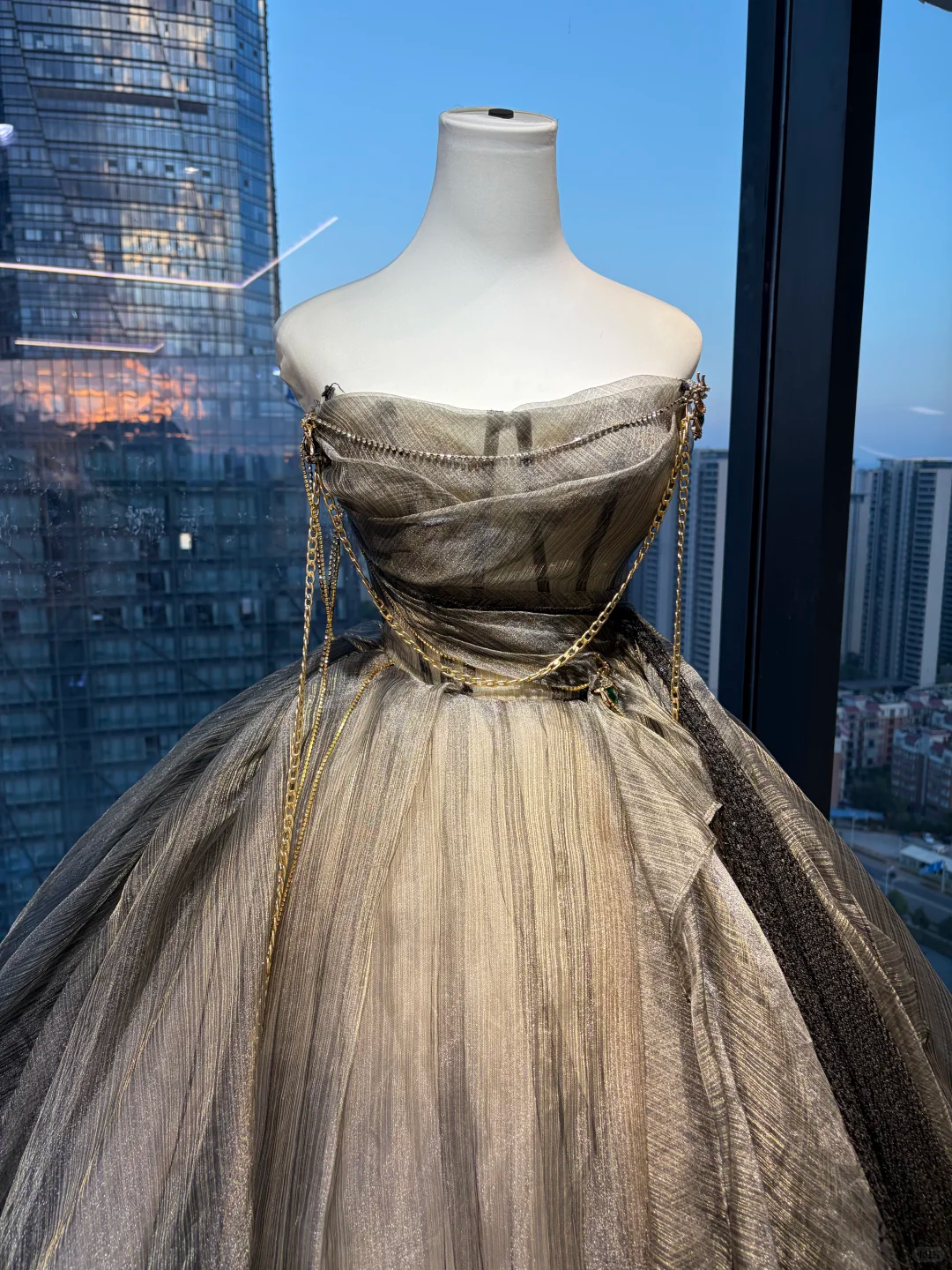 Strapless Black Gold Ombre Shimmer Ball Gown Ruched Bodice Chain Tassel Irregular Ruffle Long Prom Dress NV7023