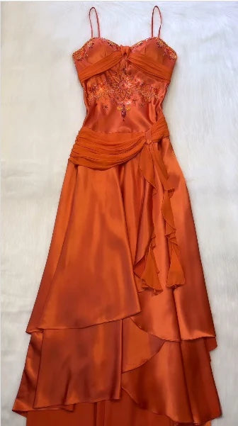 Robe de soirée longue en satin orange à fines bretelles et perles délicates, robe de bal nv4352