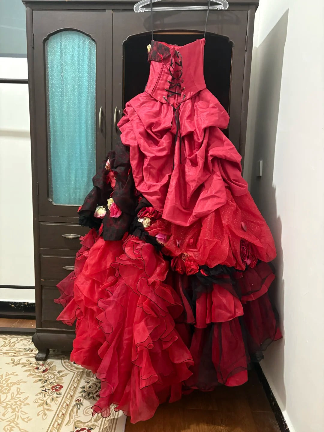 Rotes bodenlanges Ballkleid aus floralem Spitzentüll nv5170
