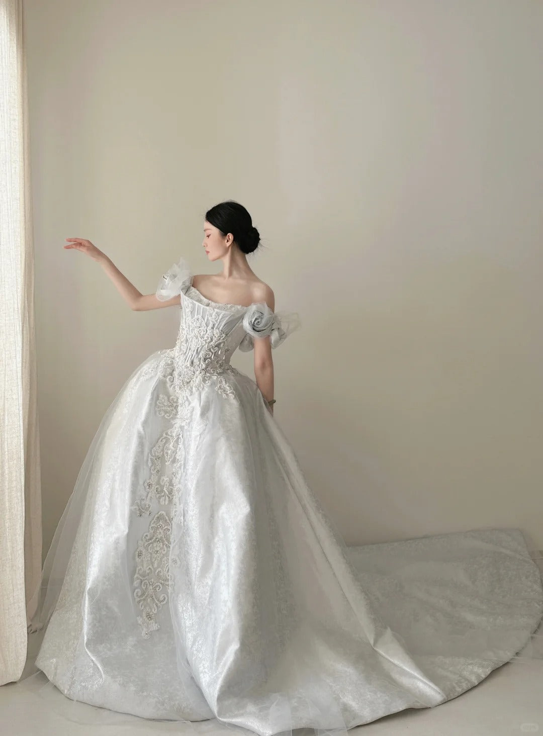 White Gorgeous Exquisite Beaded Floral Long Floor Length Train Satin Ball Gown Evening Gown Wedding Dress nv4069