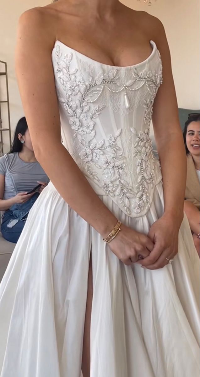 NiceVestidos – Vintage-Brautkleid im Court-Stil, weiß, mit Spitze, Perlenstickerei, trägerlos, mit Schlitz und Schleppe, NV5918