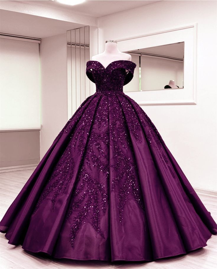 Robe de bal longue et somptueuse, violette, ornée de perles exquises (NV6119)