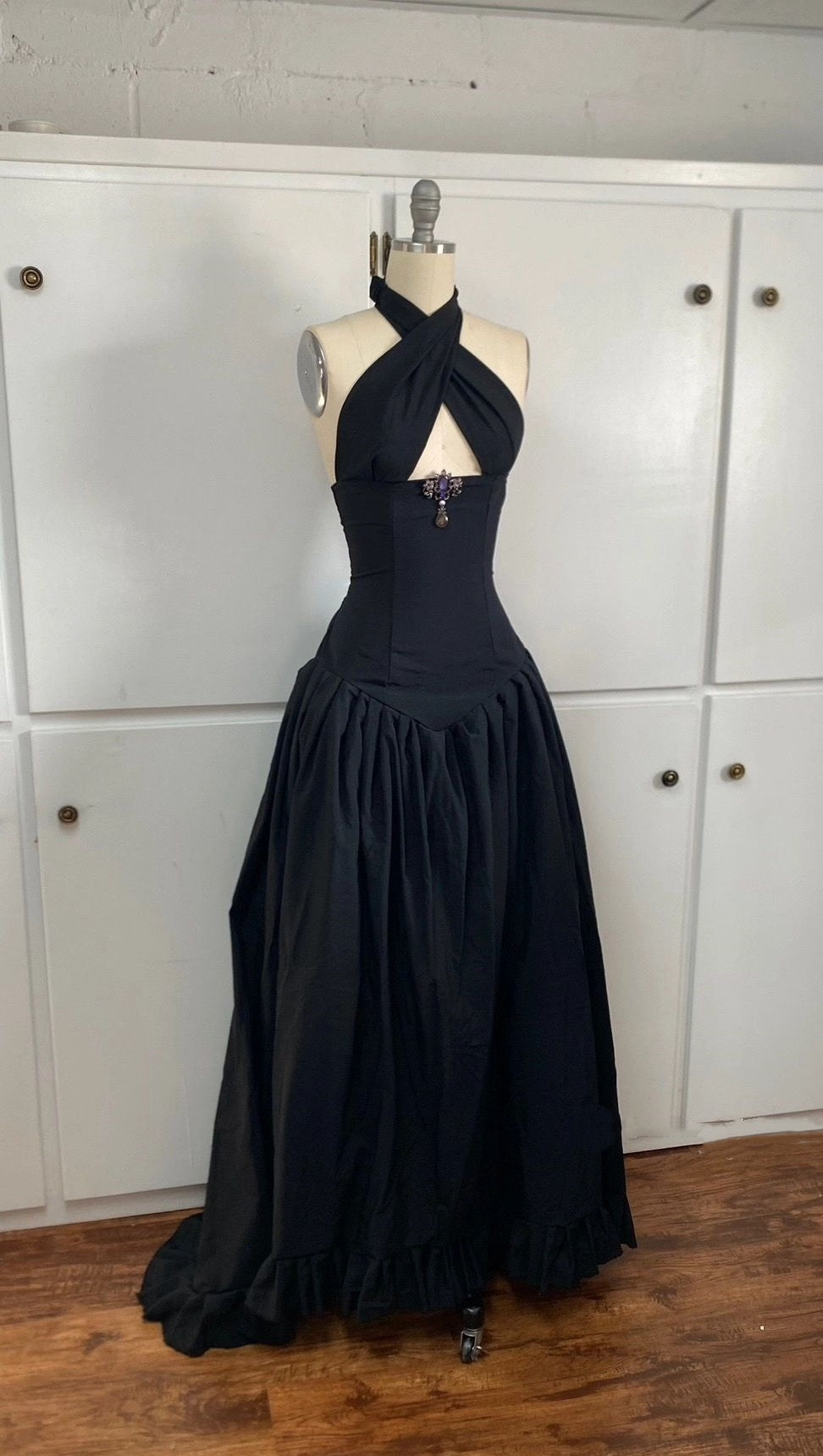 Robe de bal moulante noire à col halter et découpes NV6248