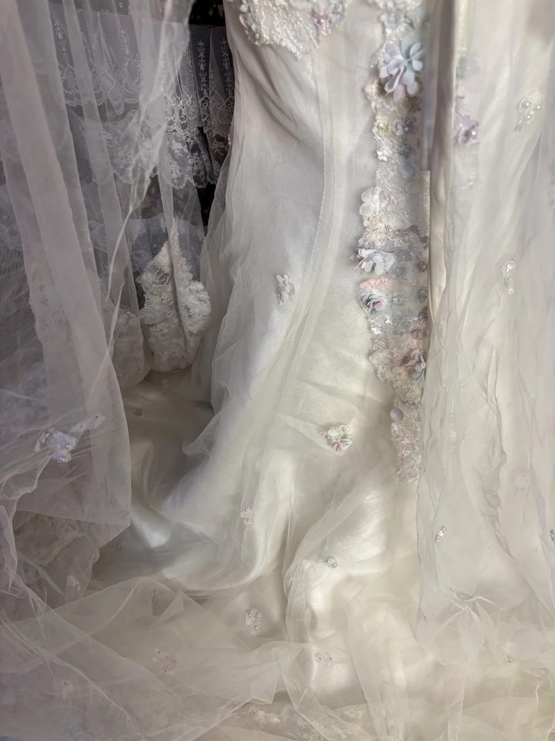 White Gorgeous Delicate Floral Appliqué Long Tulle Floor Length Train Ball Gown Evening Dress Wedding Dress nv4016