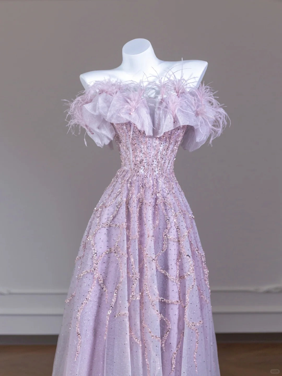 Lila funkelndes langes Ballkleid mit Perlen und Federn, nv4968