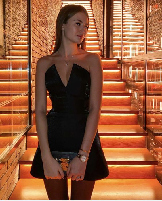 Robe de soirée courte/mini en velours à col en V et coupe trapèze nv2022