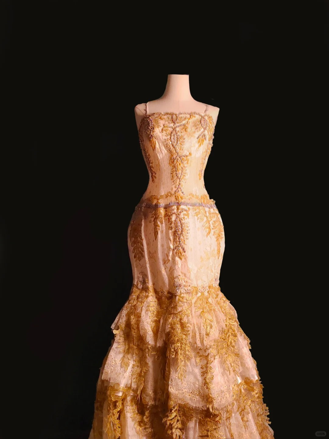 Goldenes wunderschönes exquisites Spitzen-Spaghettiträger-langes Tüll-Bodenlang-Schleppe-Ballkleid-Abendkleid-Abschlussballkleid nv3901