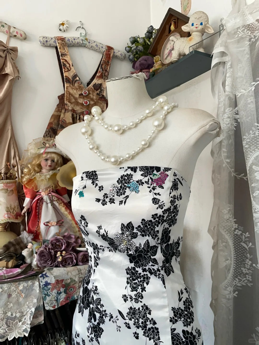 Robe de bal longue en mousseline de soie à imprimé floral noir et blanc rétro nv5427