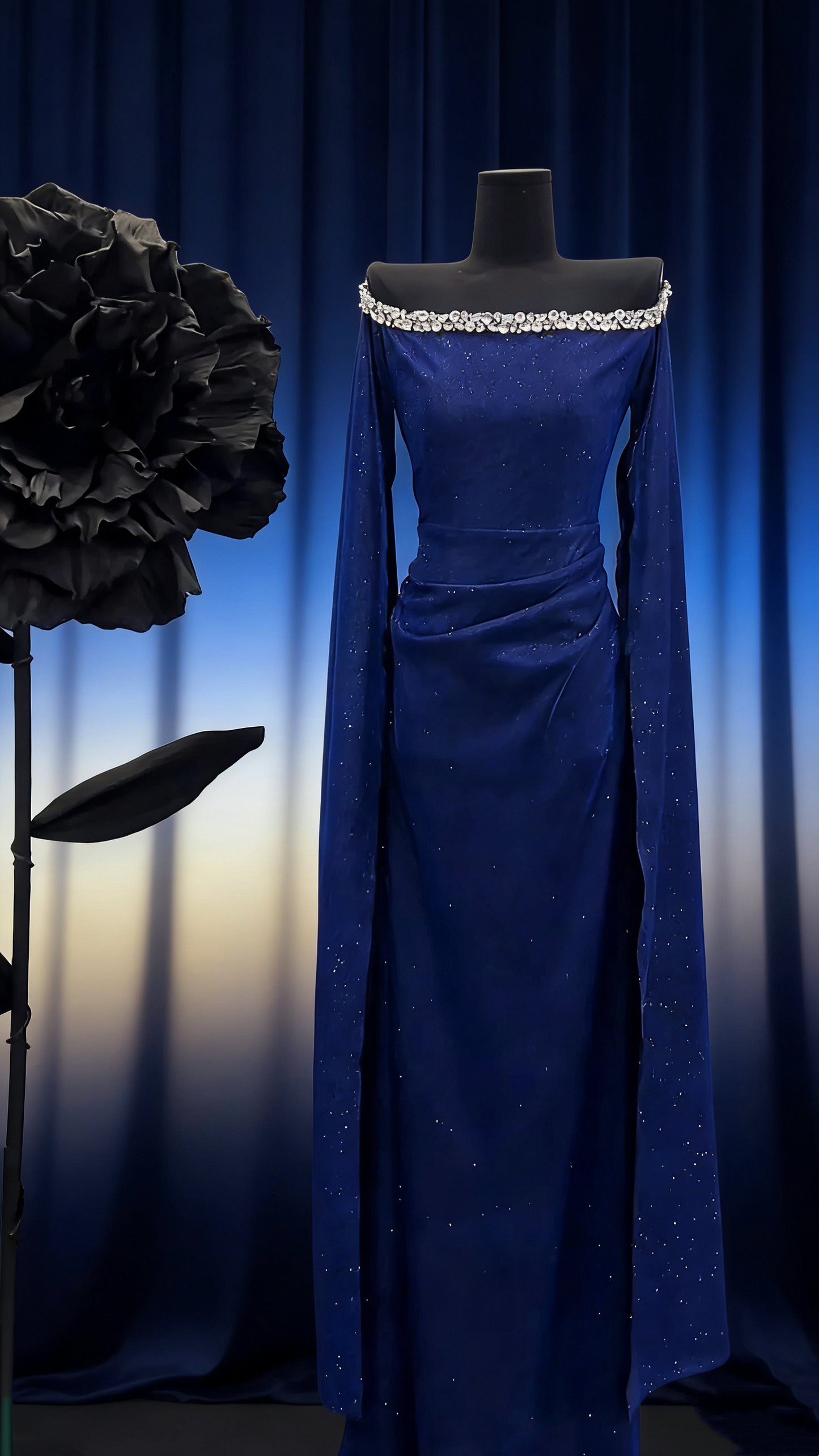 Königsblaues, schimmerndes schulterfreies Abendkleid – Glamouröses Luxus-Maxikleid mit Kristallbesatz, weiten Ärmeln und Raffungen NV6800