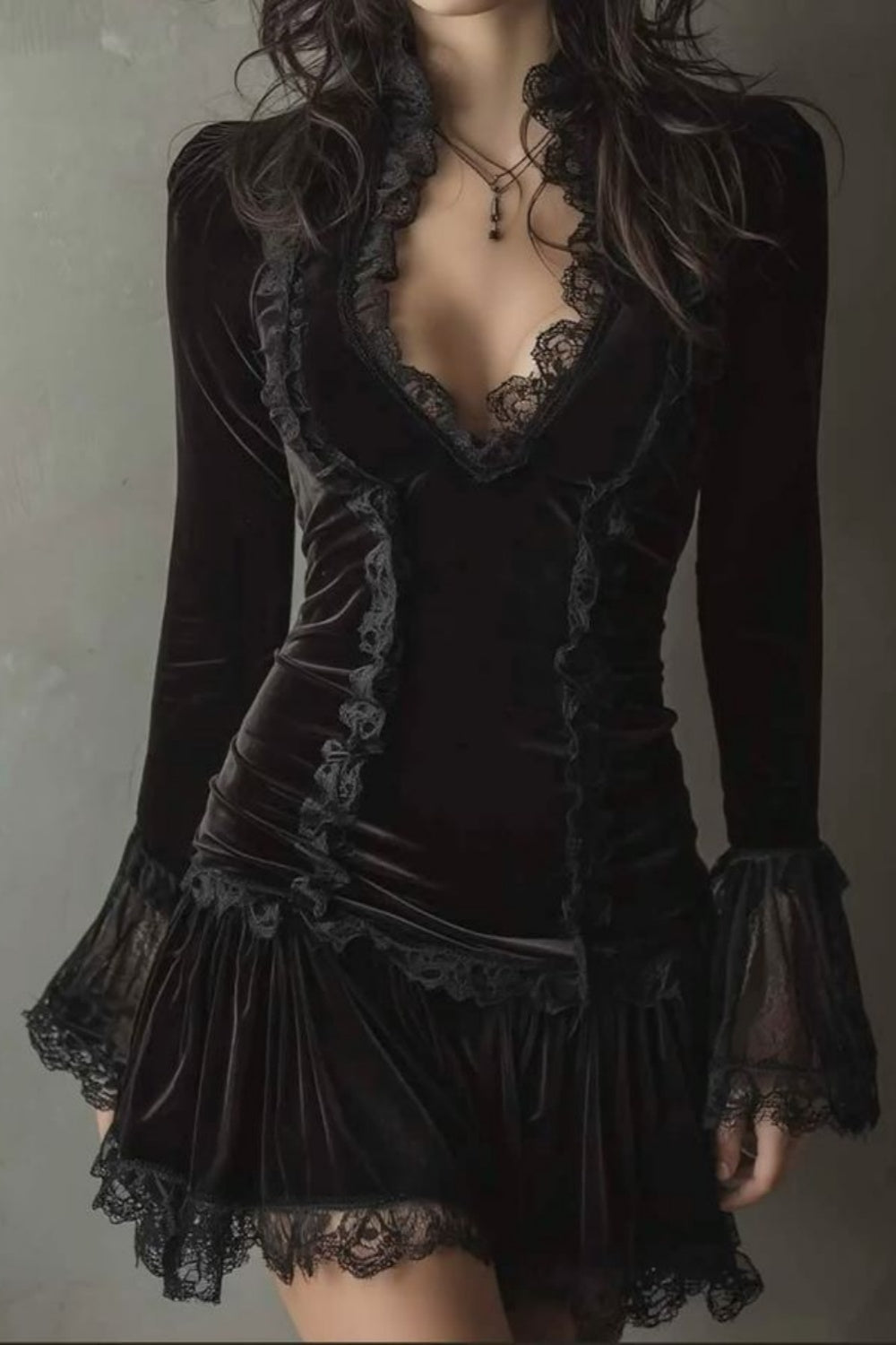 Schwarzes Minikleid aus Samt und Spitze mit langen Ärmeln | Vintage-Kleid im dunklen Stil mit tiefem V-Ausschnitt und Taillenband für Party und Gala NV6314