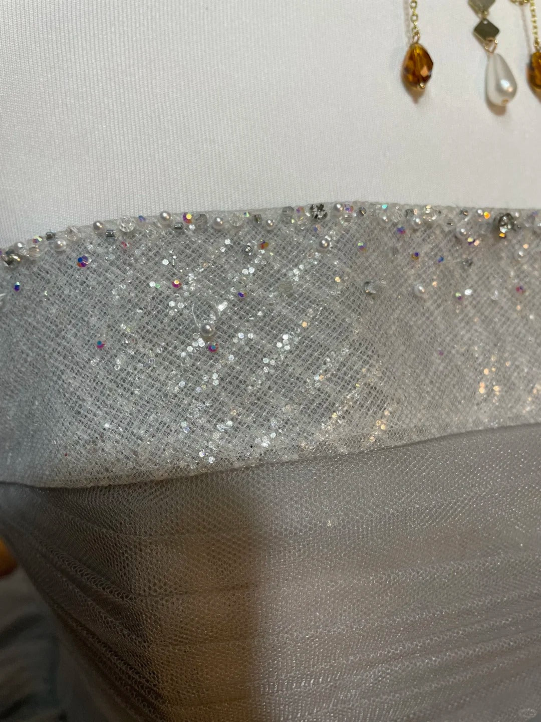 Silbergrau glänzendes, exquisites, bodenlanges, langes Ballkleid aus Paillettentüll im Retro-Stil, NV5157