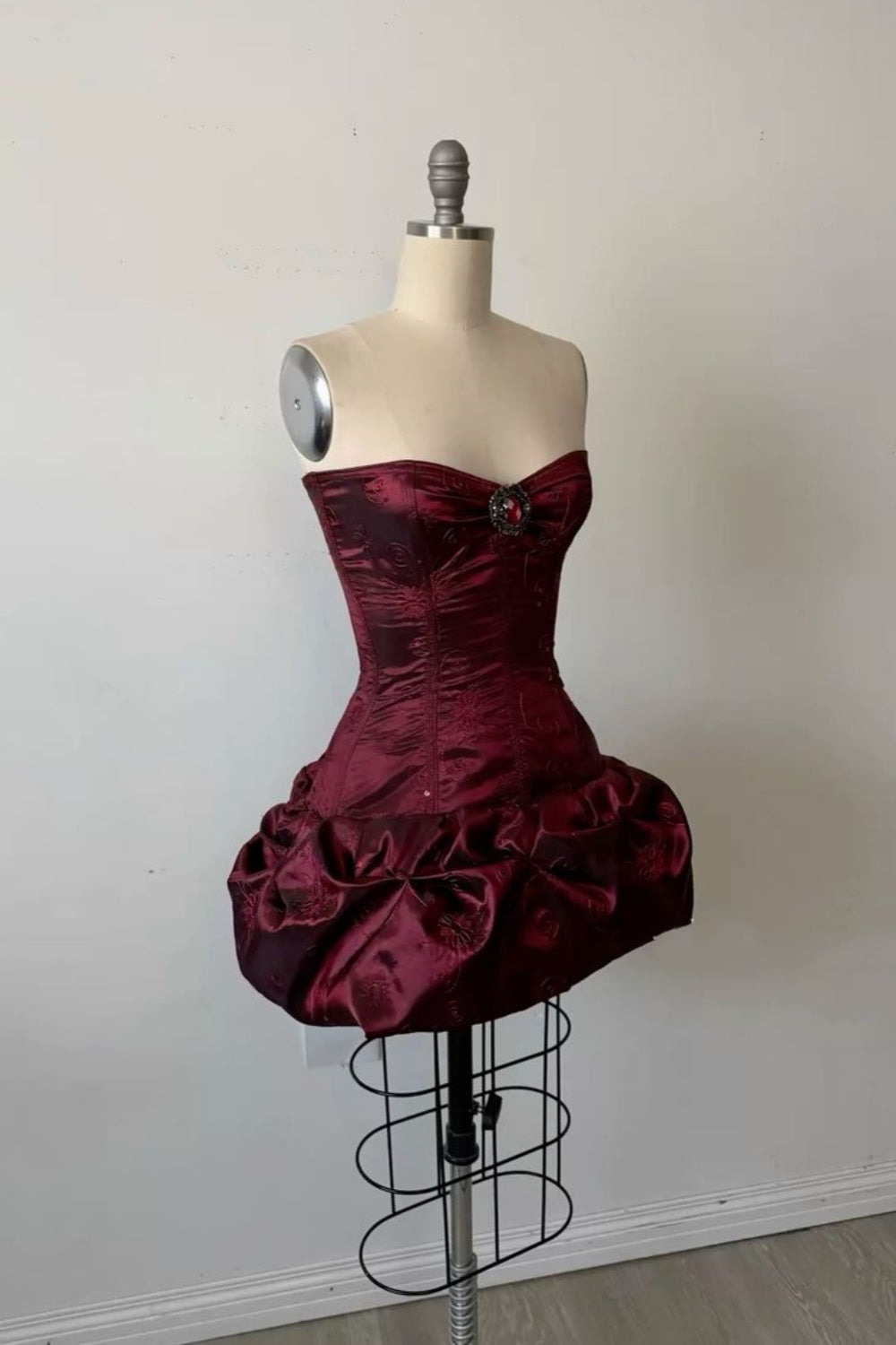 Robe bustier bordeaux en satin sans bretelles à motif floral NV6243
