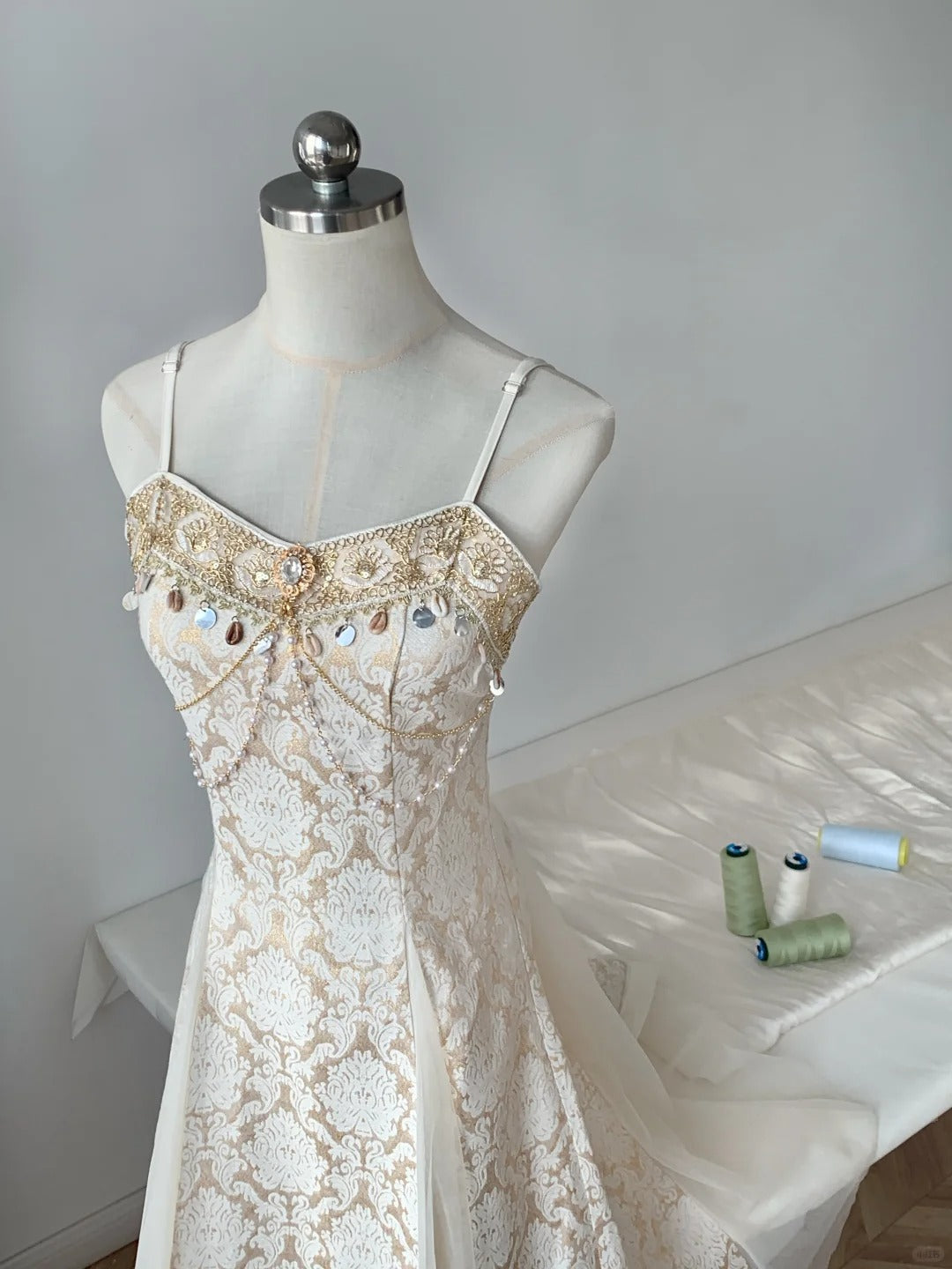 Champagne retro streamer beautiful palace style birthday dress Locke pearl brooch spaghetti strap long chiffon ball gown evening dress party dress nv4114