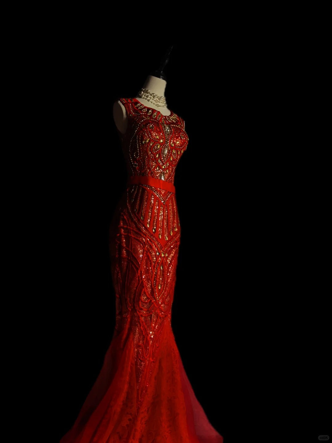 Rotes luxuriöses, wunderschönes, elegantes, exquisites, mit Edelsteinen besetztes, langes, bodenlanges Tüll-Abschlussballkleid, Abendkleid, handgefertigtes, maßgeschneidertes Schwerindustriekleid, NV3941