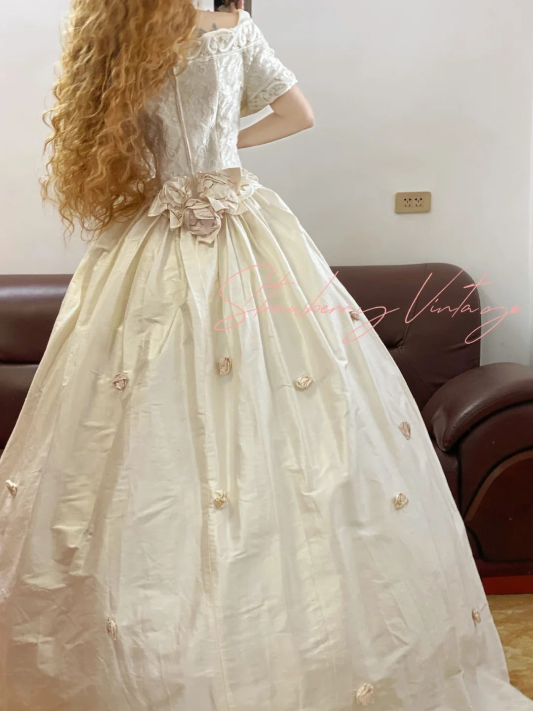 Ivory White Lace Floral Vintage Elegant Satin Long Princess Ball Gown nv5004