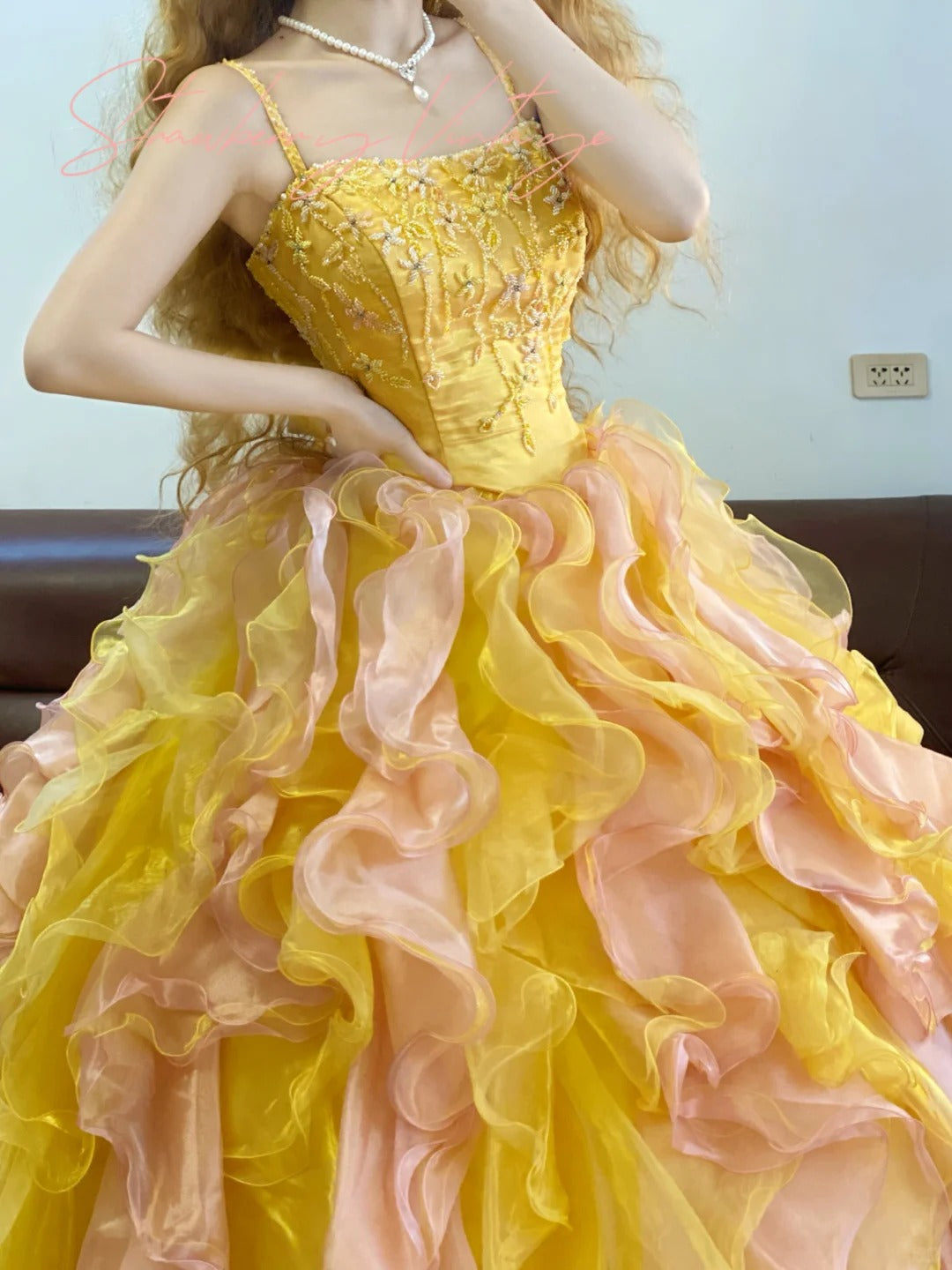 Langes Ballkleid aus Tüll mit gelbem Perlenverzierung und Farbverlauf im Prinzessinnenstil. nv5079