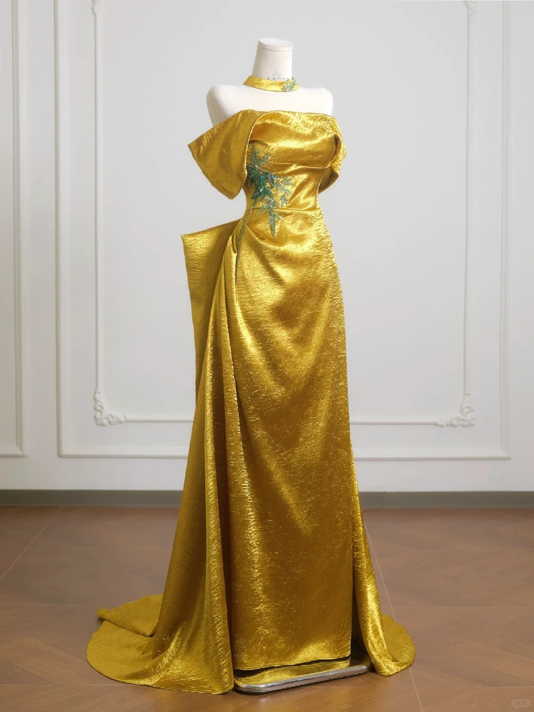 Robe de soirée longue élégante en satin avec appliques dorées nv4954