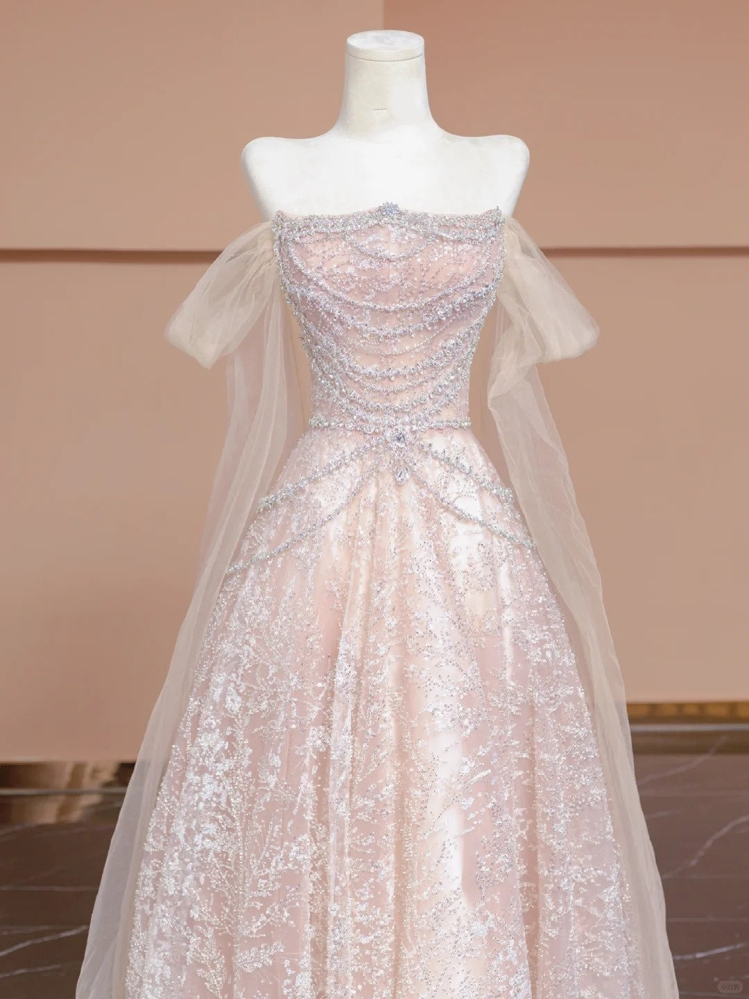 Ein luxuriöses, süßes, märchenhaftes, langes, perlenbesetztes Ballkleid aus Tüll in Kirschblütenrosa. nv5075