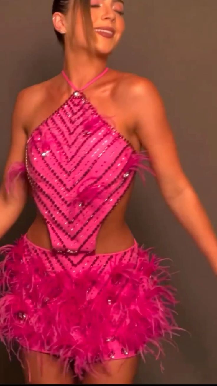 Rosa glänzendes modisches trägerloses kurzes Ballkleid mit Federn, Abendkleid, Partykleid nv3503