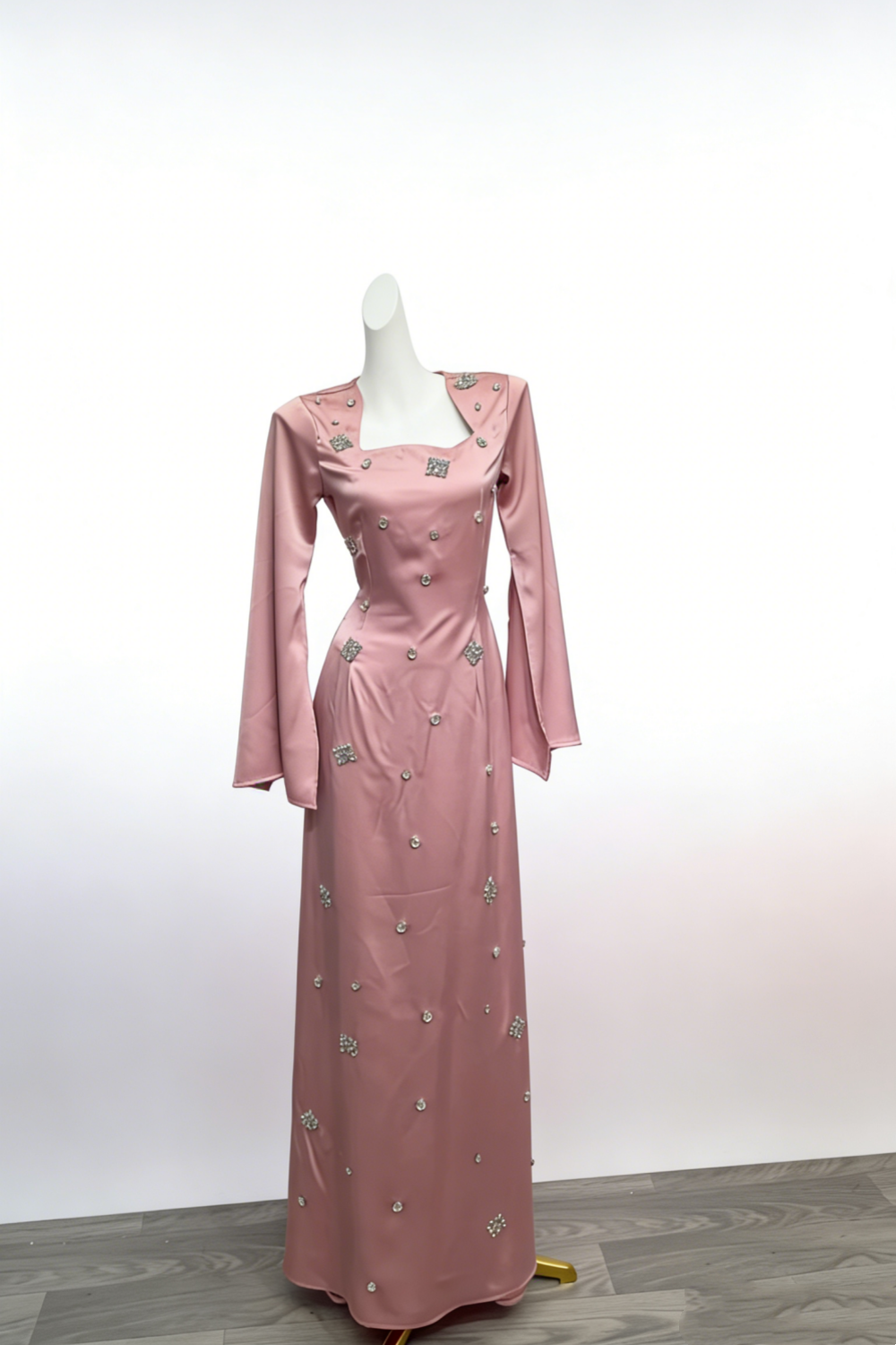 Maxikleid aus Satin mit Kristallverzierungen und ausgestellten Ärmeln – Elegantes, figurbetontes Abendkleid mit eckigem Ausschnitt (NV6796)