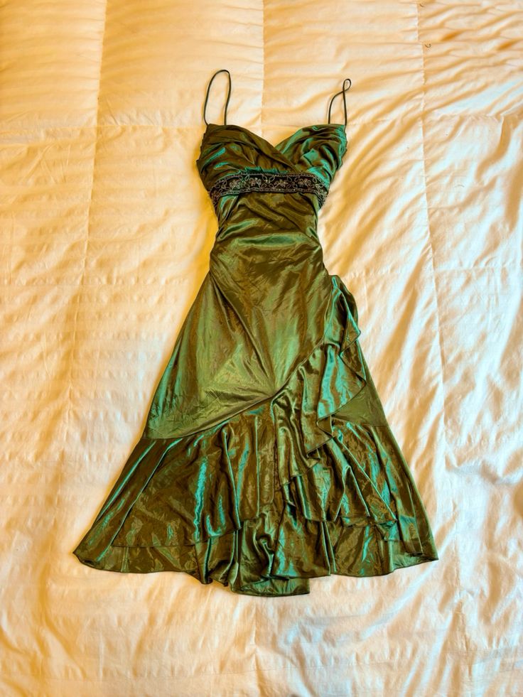 Grünes, modisches, elegantes, kurzes Satin-Heimkehrkleid mit Rüschen, Geburtstagskleid, nv4500