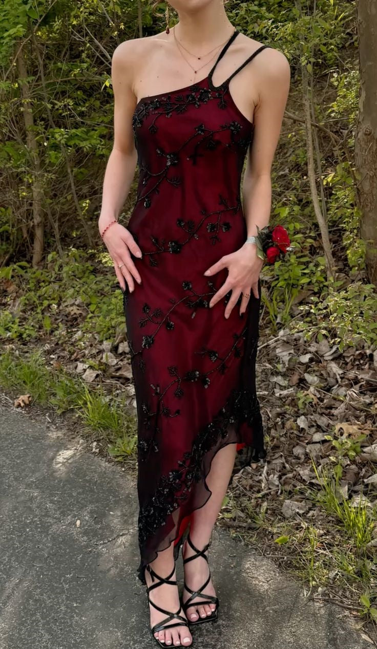 NiceVestidos – Niche Party Style Burgunderrot Schwarz Blumenmuster One-Shoulder Asymmetrisch Langes Geburtstagskleid NV5802