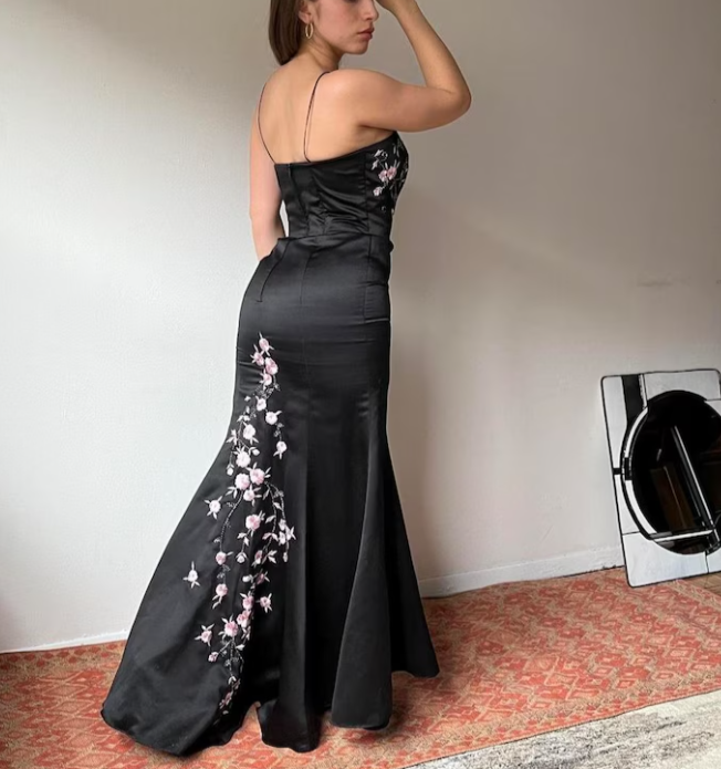 Atemberaubendes langes Ballkleid aus schwarzem Vintage-Satin mit rosa Blumenperlen, wunderschönes schulterfreies Abendkleid, Partykleid nv2749