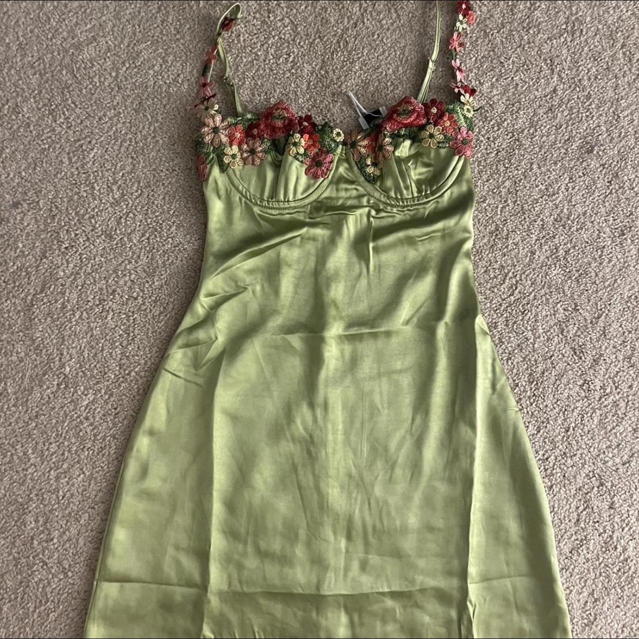 Grünes kurzes Satin-Heimkehrkleid mit Blumenmuster, Partykleid, nv4756