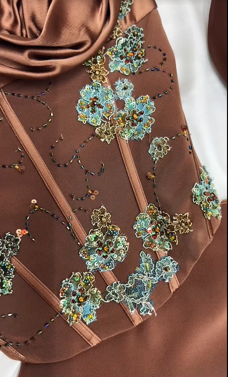 Robe de soirée longue en satin à fleurs et perles, couleur marron chocolat soyeux, vintage, nv5136