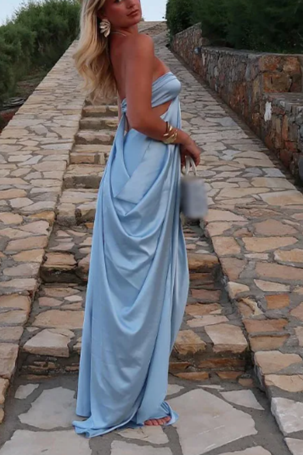 Robe de soirée longue en satin bleu à bretelles élégantes et épaules dénudées nv5215