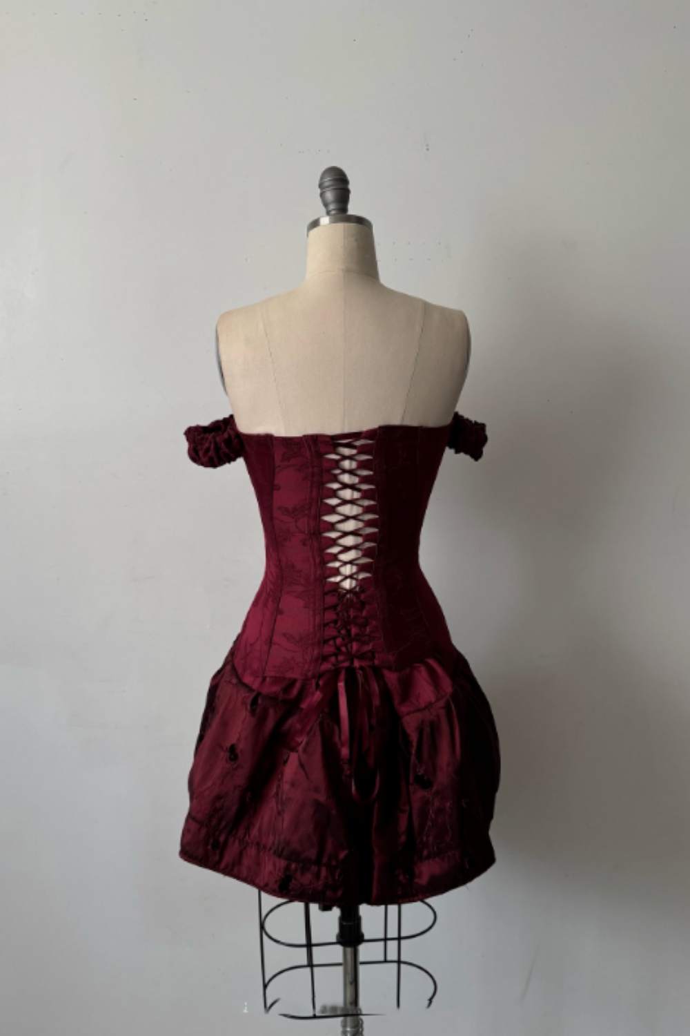 NiceVestidos-Burgunderfarbenes, exquisites, perlenbesetztes, kurzes Satin-Abendkleid NV6156