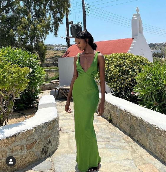 Robe de bal longue en satin vert à col en V profond nv1330