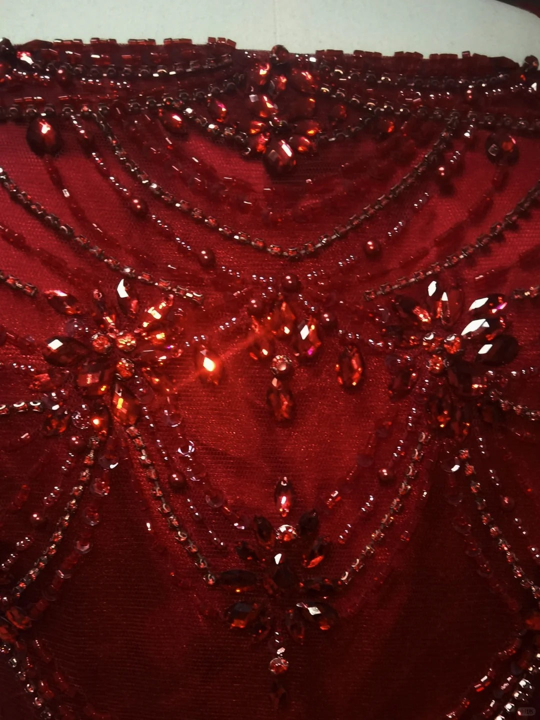 Rotes luxuriöses, wunderschönes, elegantes, exquisites, mit Edelsteinen besetztes, langes, bodenlanges Tüll-Ballkleid, NV3921