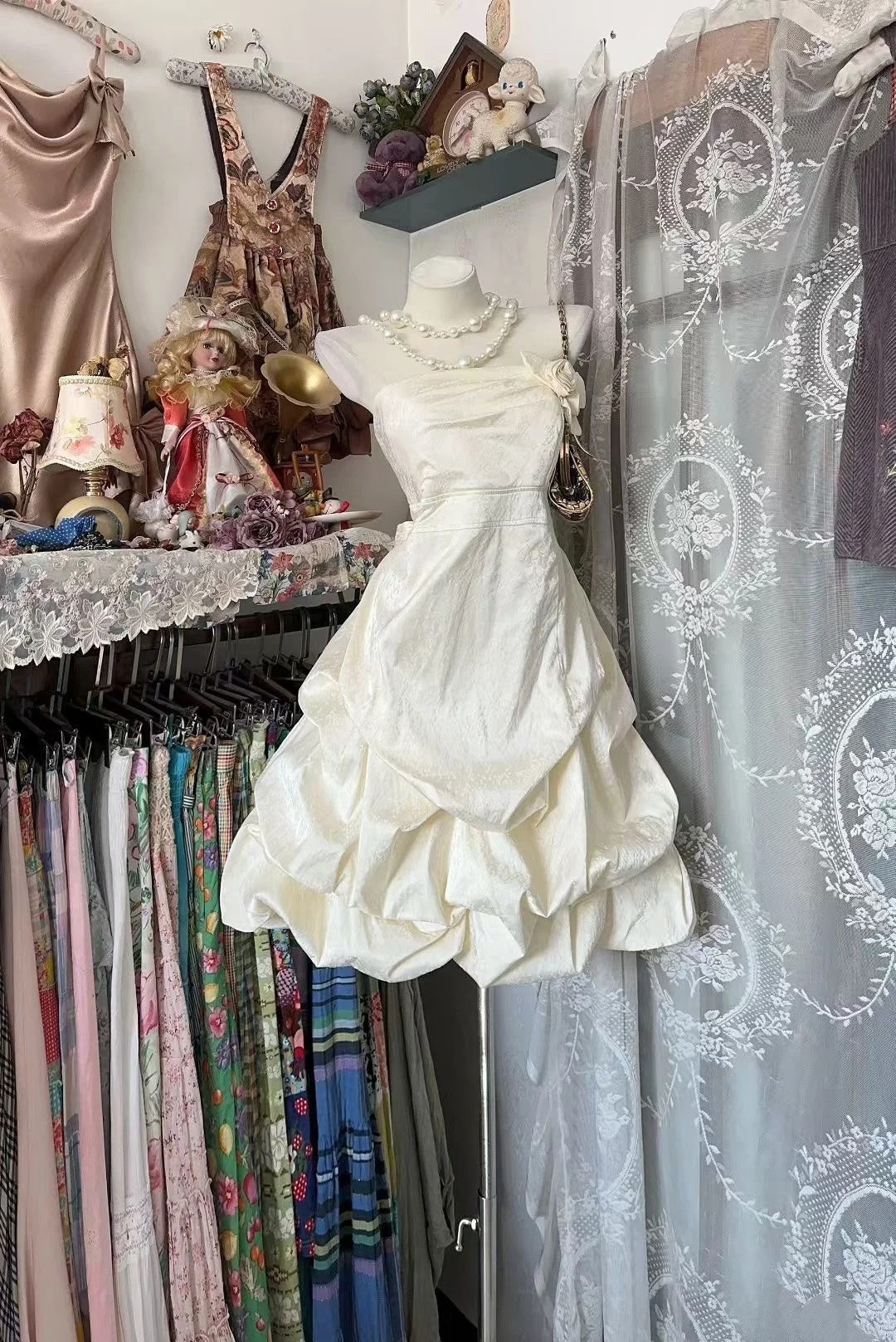 Robe mini bouffante blanche crème sans bretelles, style féerique | Jupe jacquard à volants, tenue idéale pour un goûter d'après-midi (NV6292)