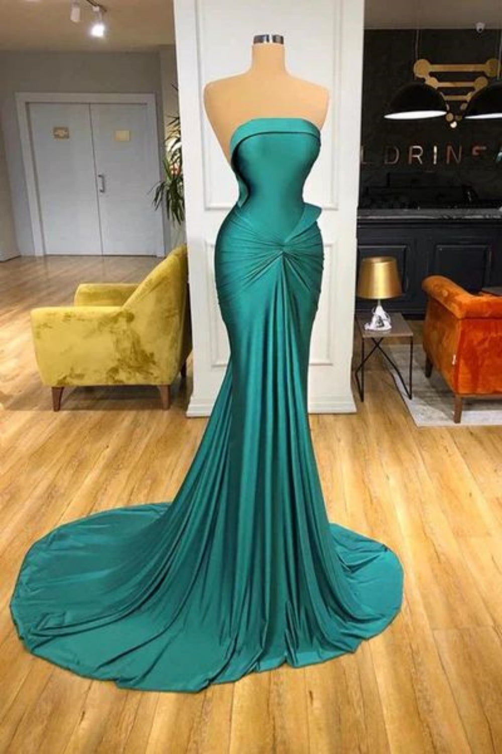 Robe de soirée longue et élégante verte à épaules dénudées et traîne style sirène nv3156