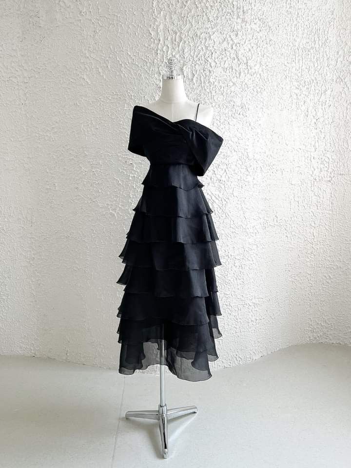 Schwarzes einfarbiges, einschultriges, modisches, gerüschtes, langes Ballkleid aus Satin, Abendkleid NV3210