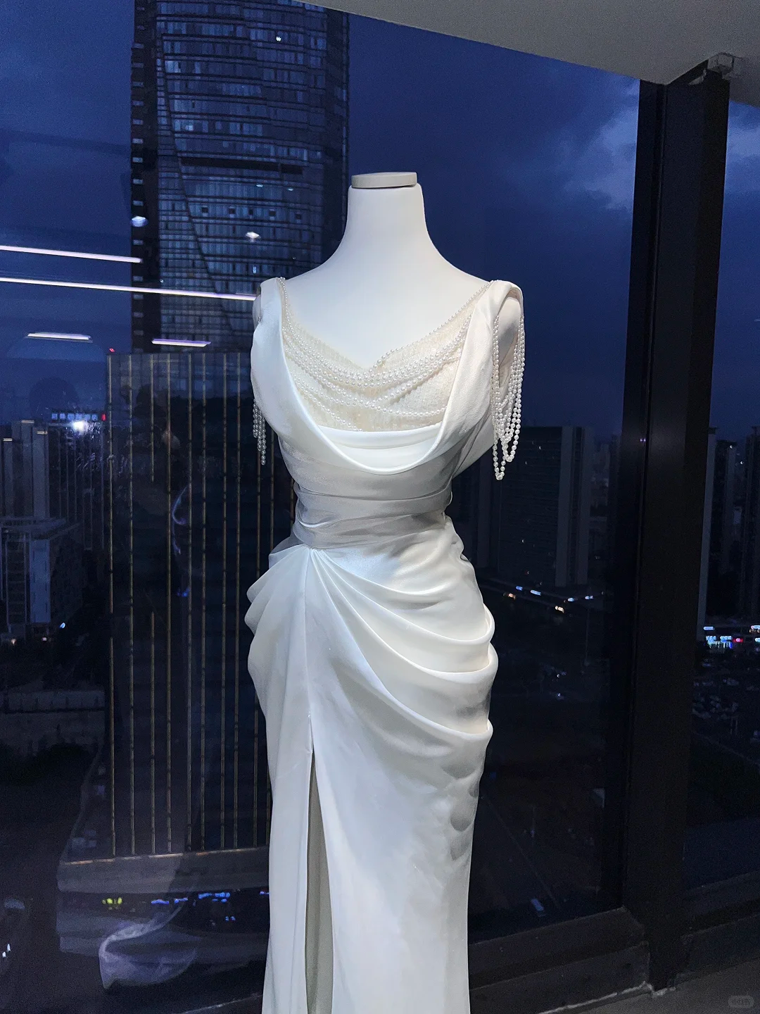 White Satin Cowl Neck Mermaid Evening Gown Pearl Chain Tassel Draped Ruched High Slit Prom Dress NV7004