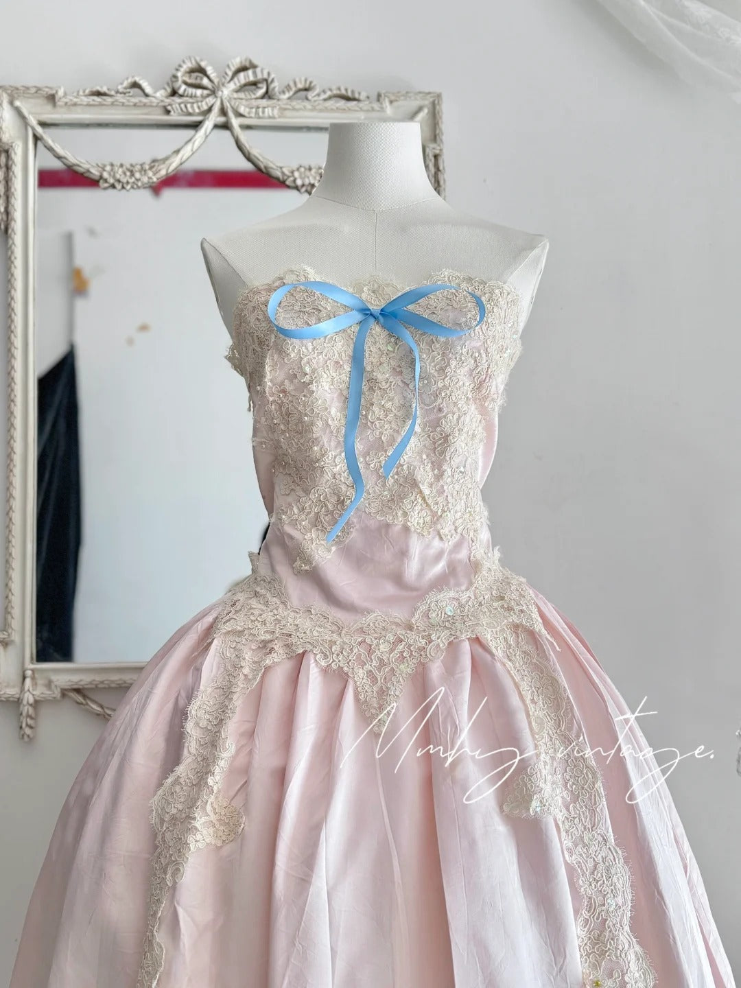 Robe de princesse rose exquise, ornée de perles, en satin, coupe trapèze, dentelle florale, longue, idéale pour une cérémonie de passage à l'âge adulte, un anniversaire ou un bal de fin d'année. Référence : nv4084