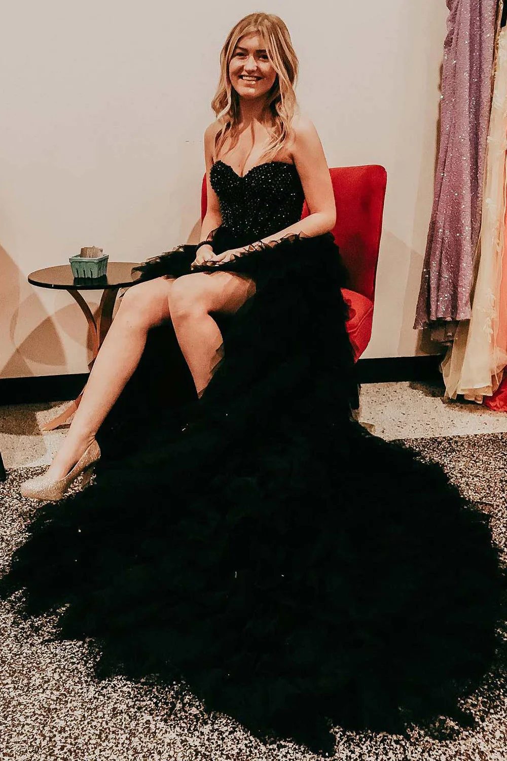 Robe de soirée trapèze rouge à volants et perles nv644