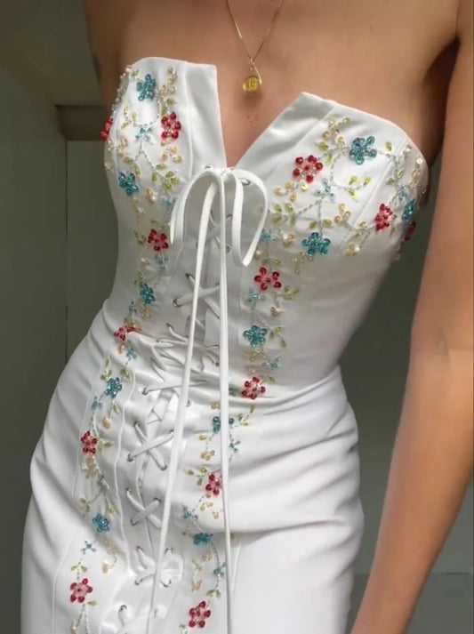 Robe longue blanche à épaules dénudées avec des fleurs délicates, élégante robe de soirée sirène nv5335