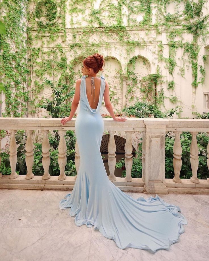 Hellblaues, schlichtes und elegantes, fließendes Kleid mit V-Ausschnitt, tiefem Ausschnitt und vielen Bändern, um Eindruck zu machen, Ballkleid, Abendkleid, Hochzeitskleid für Gäste, Partykleid nv2576