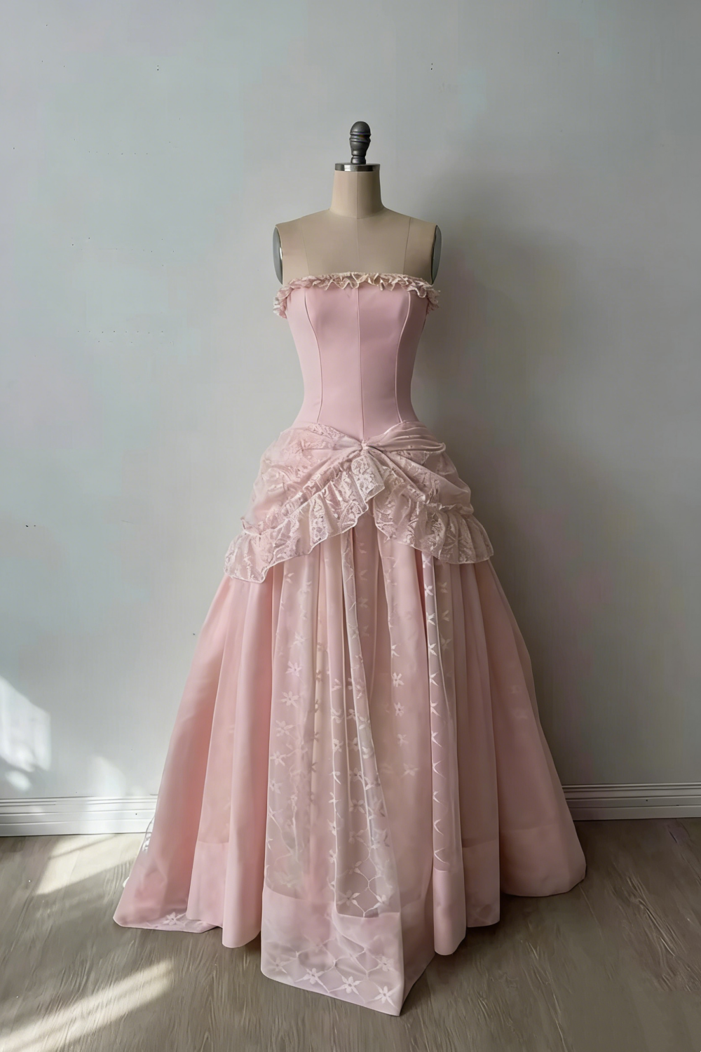 NiceVestidos--Vintage Strapless Lace High-End Wedding Dress, Court Style Corset 3D Floral Embellished Ball Gown for Retro Wedding NV5891