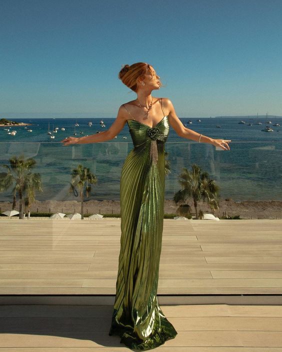 Robe de soirée longue à bretelles spaghetti et à la mode verte brillante, robe de soirée élégante en forme de tube papillon en trois dimensions, rose avec décoration en chaîne, nv2483
