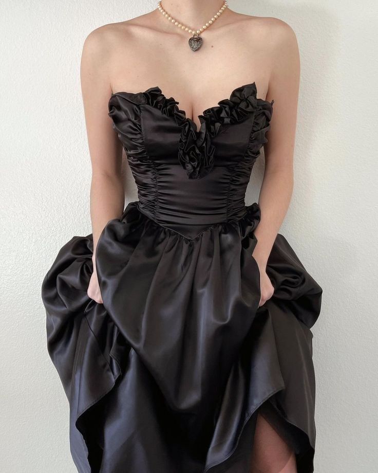 Schwarzes trägerloses, langes Ballkleid-Abendkleid aus Satin mit Rüschenausschnitt, NV2890