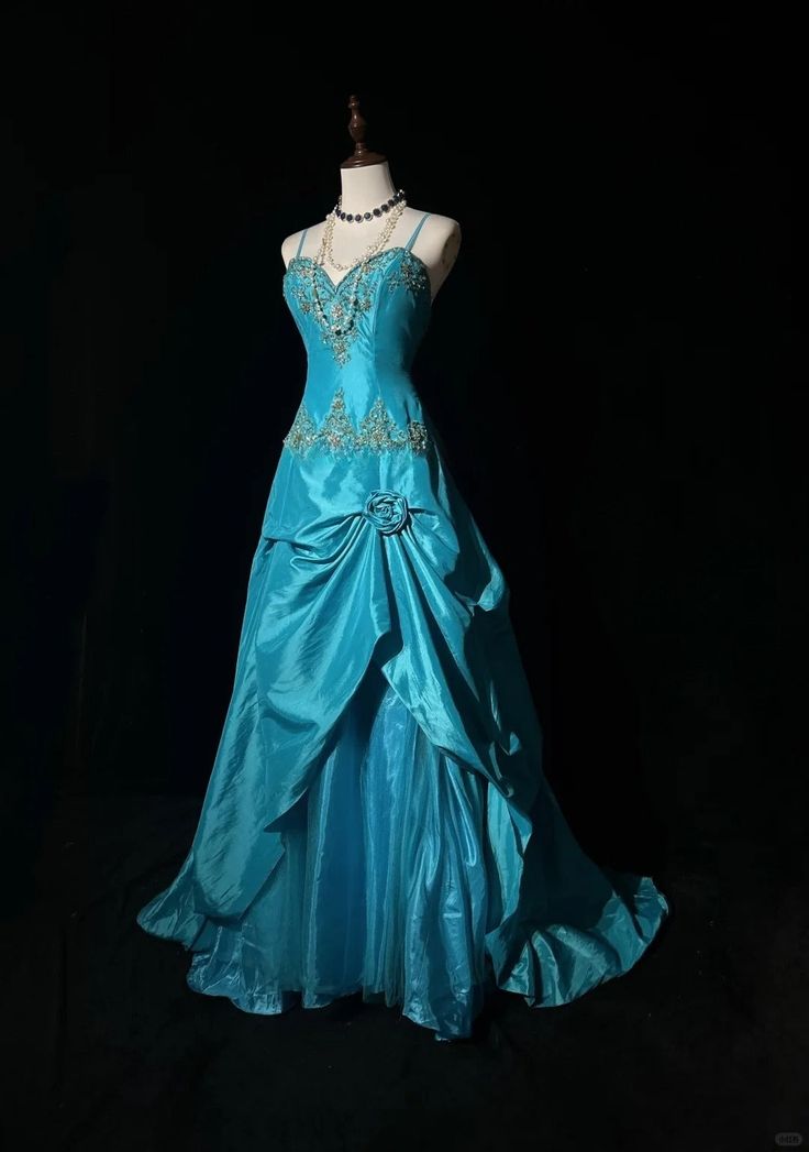 Blaues A-Linien-Ballkleid mit herzförmigem Ausschnitt, Spaghettiträgern, Satin und Perlenbesatz, nv3762