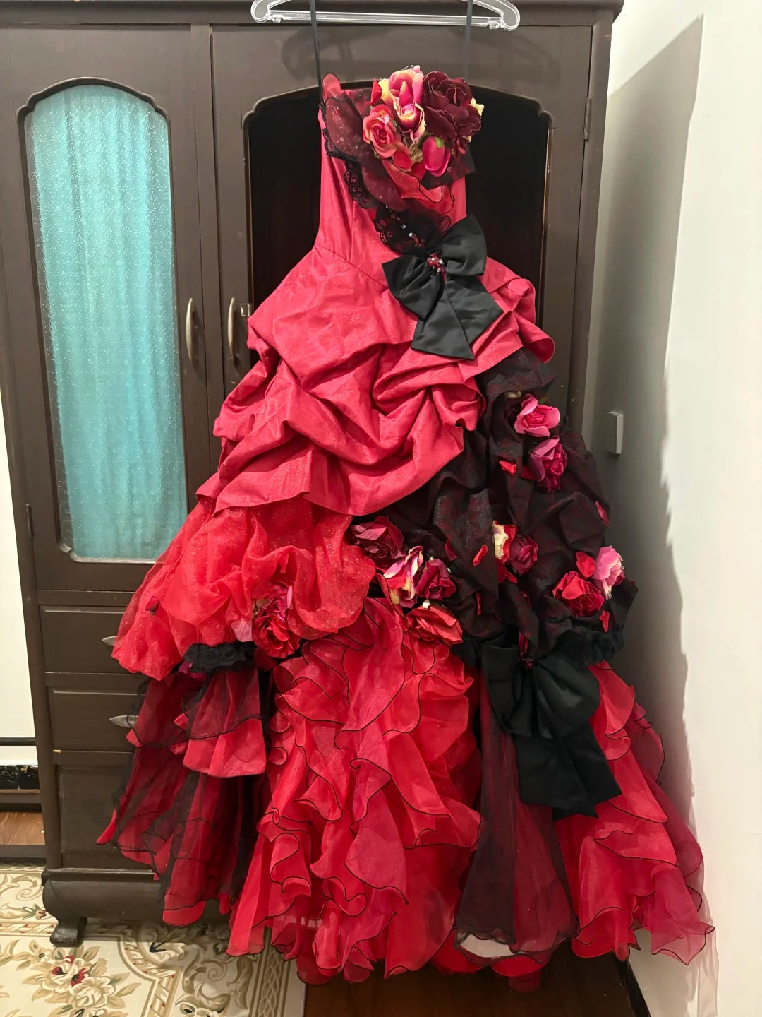 Rotes bodenlanges Ballkleid aus floralem Spitzentüll nv5170