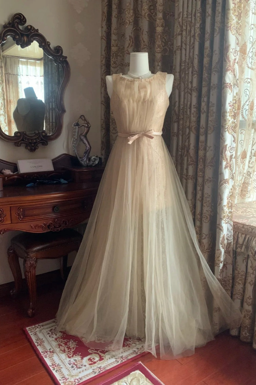 Elegantes, champagnerfarbenes Tüllkleid im Retro-Stil mit Schleppe und Taillenband – perfekt für Nachmittagstee und Verlobung (NV6366)