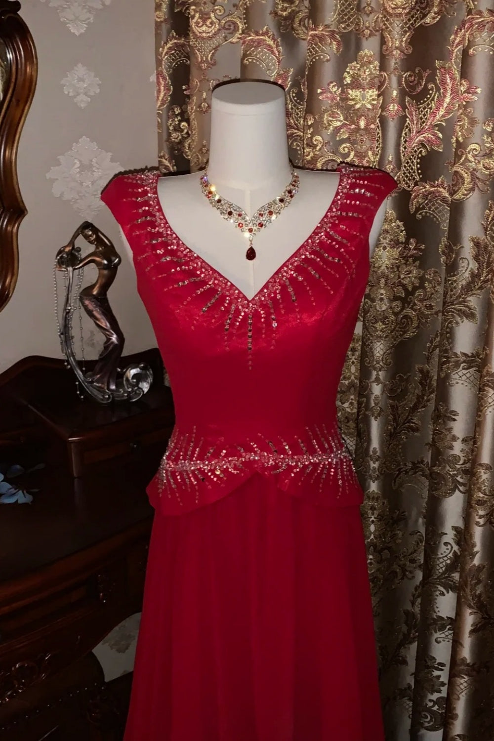Luxurious Elegant Style Wine Red Beaded Sleeveless V-Neck Train Gown - Mother of the Bride Dress &amp; Dinner Party Gown NV6372