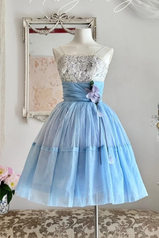 NiceVestidos – Kurzes/mittellanges Tüll-Heimkehrkleid NV5668, blaues Blumenmuster, zarte Spitze